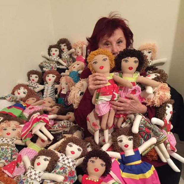 La nonagenaria que fabrica muñecas para los niños que perdieron todo en la explosión de Beirut