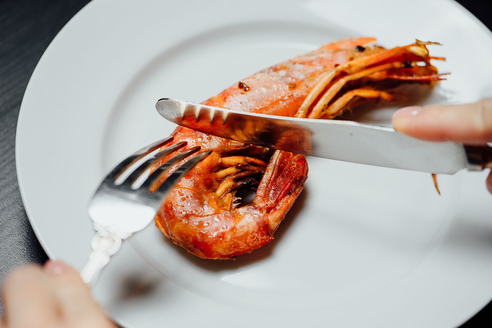 La forma correcta de comer marisco y no hacer el ridículo