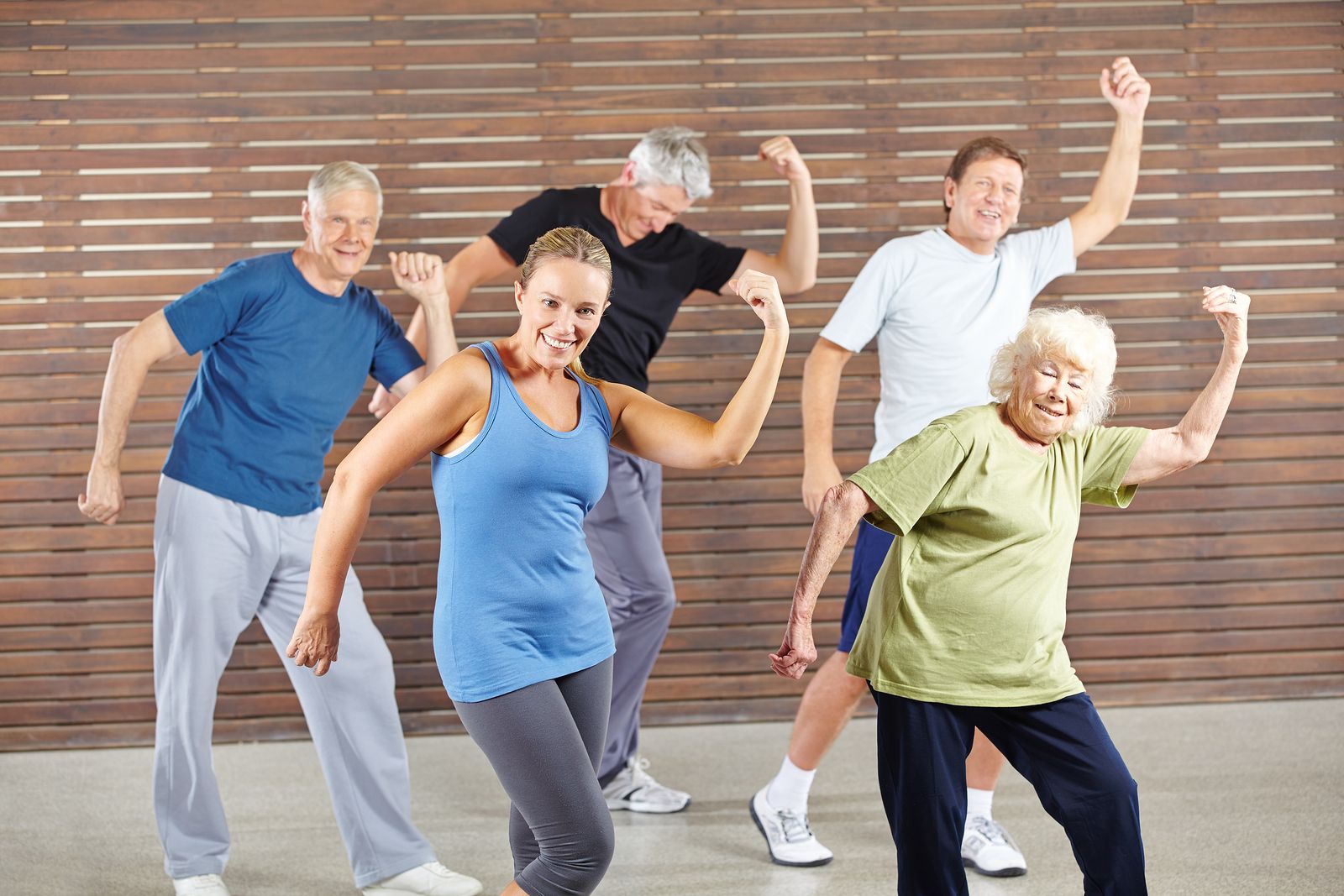 Clases colectivas en el gimnasio (bigstock)