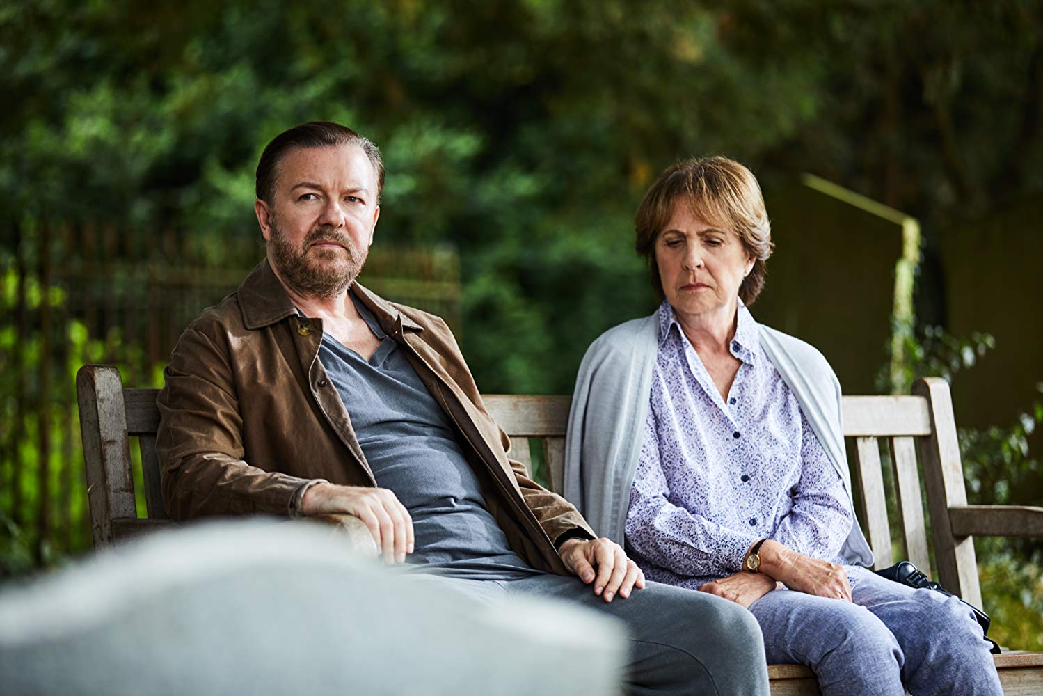 Ricky Gervais y Penelope Wilton en After Life (Netflix)
