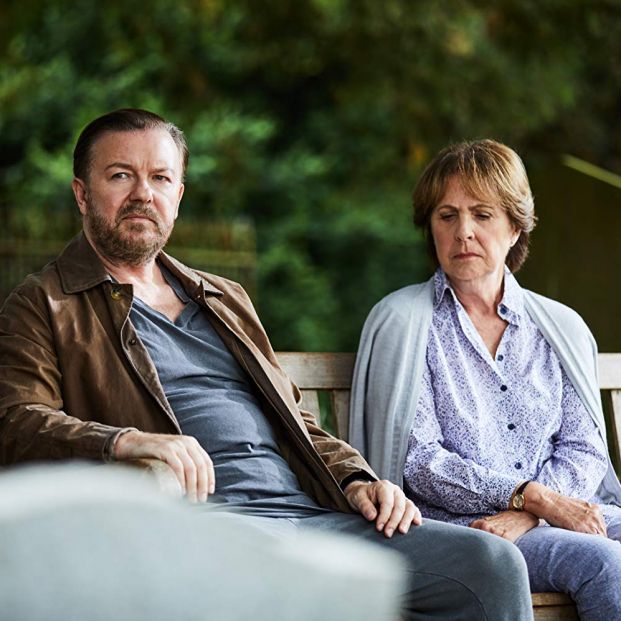 Ricky Gervais y Penelope Wilton en After Life (Netflix)