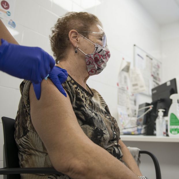 EuropaPress 3377823 paciente vacuna gripe cap masdevall dia comienza campana region figueres