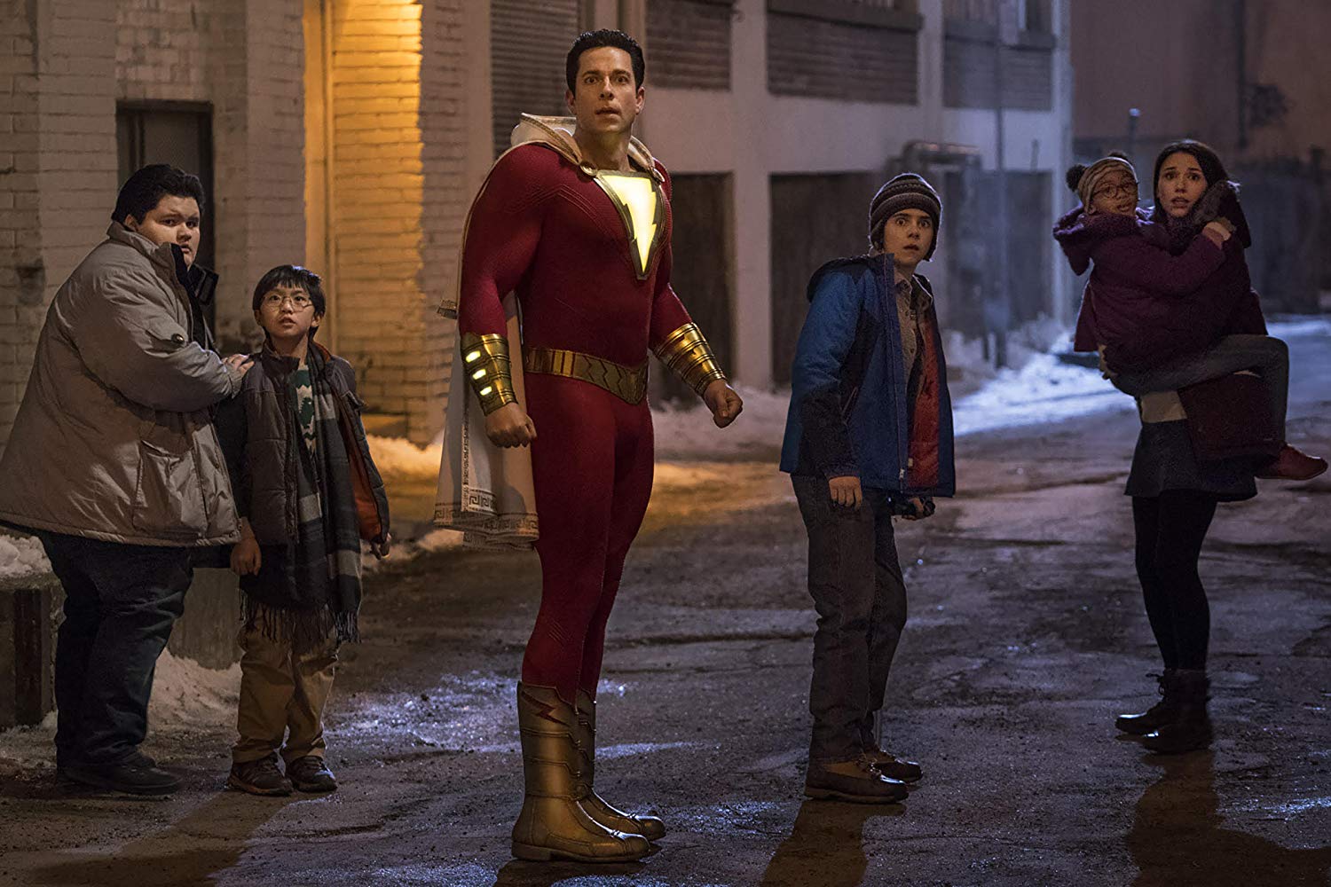 Zachary Levi en una escena de Shazam, film que homenajea a los superhéroes desde la comedia (DC Entertainment:Warner Bros.)