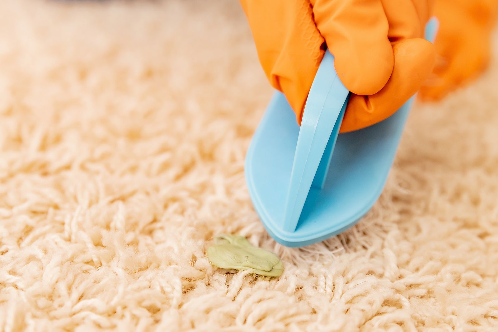 Cómo quitar un chicle de la suela del zapato o de tu alfombra