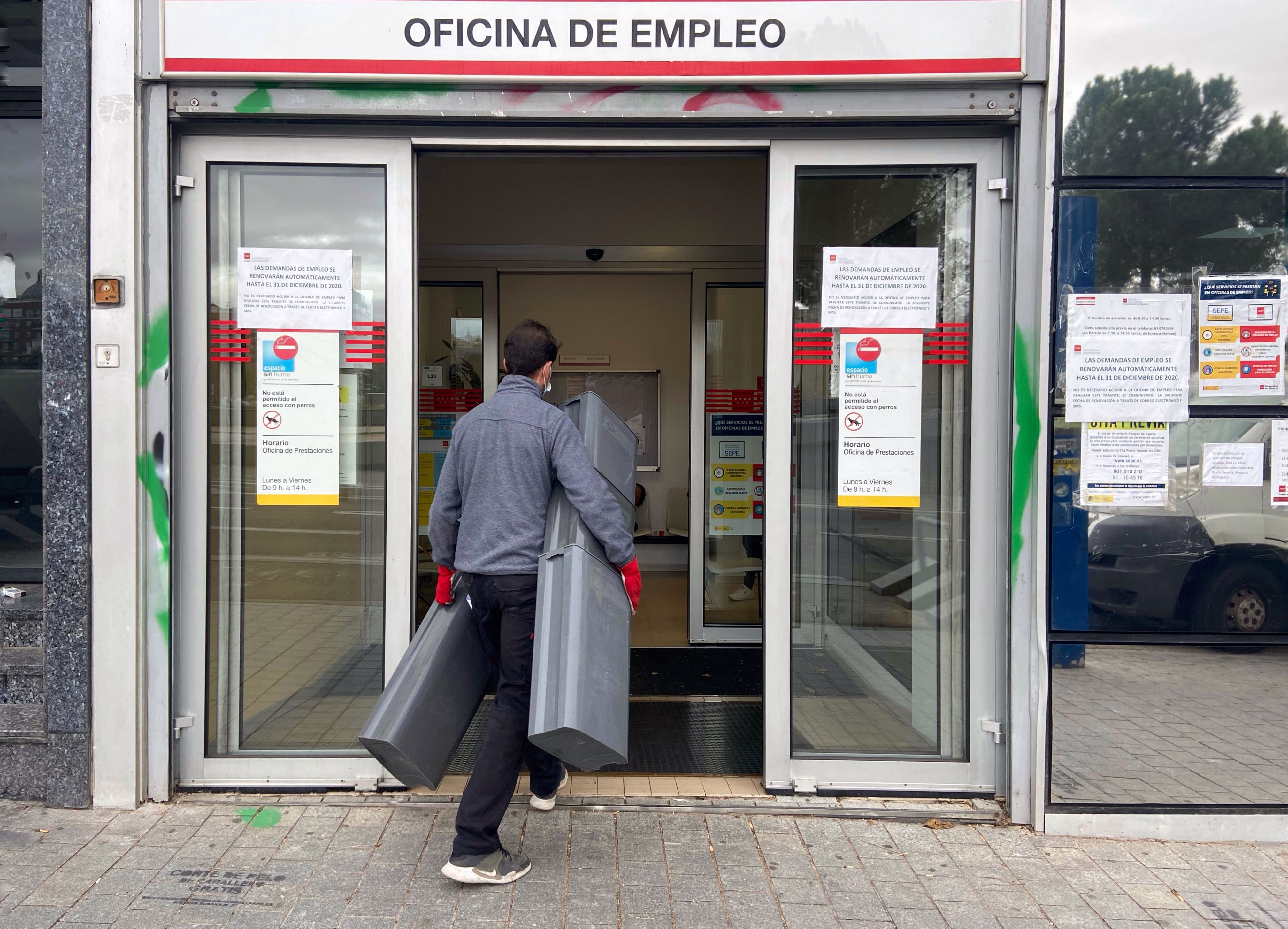 Hombre entrando a oficina de empleo