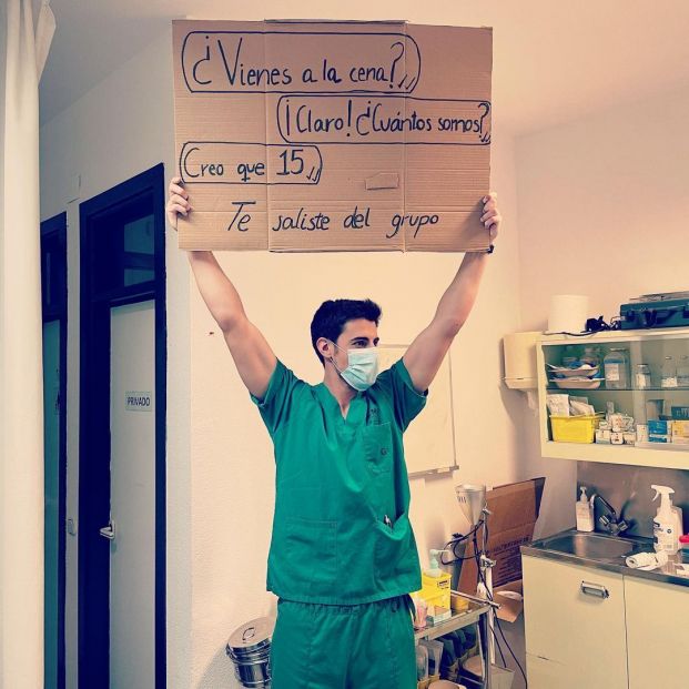 ¡Hay que hacerle caso! Un médico se hace viral con sus carteles sobre el coronavirus