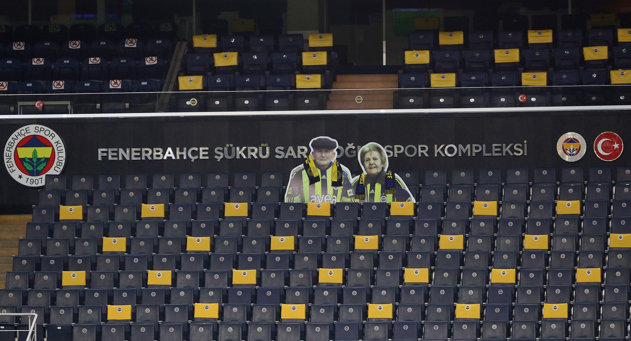 El emotivo homenaje del Fenerbahçe turco a una pareja mayor que no se perdía ni un partido