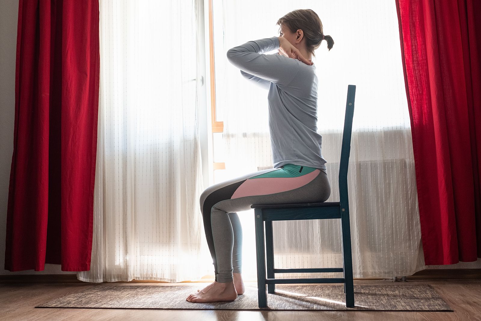 Fortalece tus músculos con una silla de la cocina Foto: bigstock