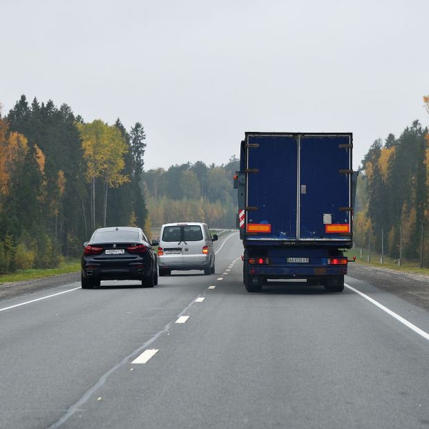 Los consejos de la DGT para evitar el peligroso 'efecto pantalla' cuando adelantamos un camión