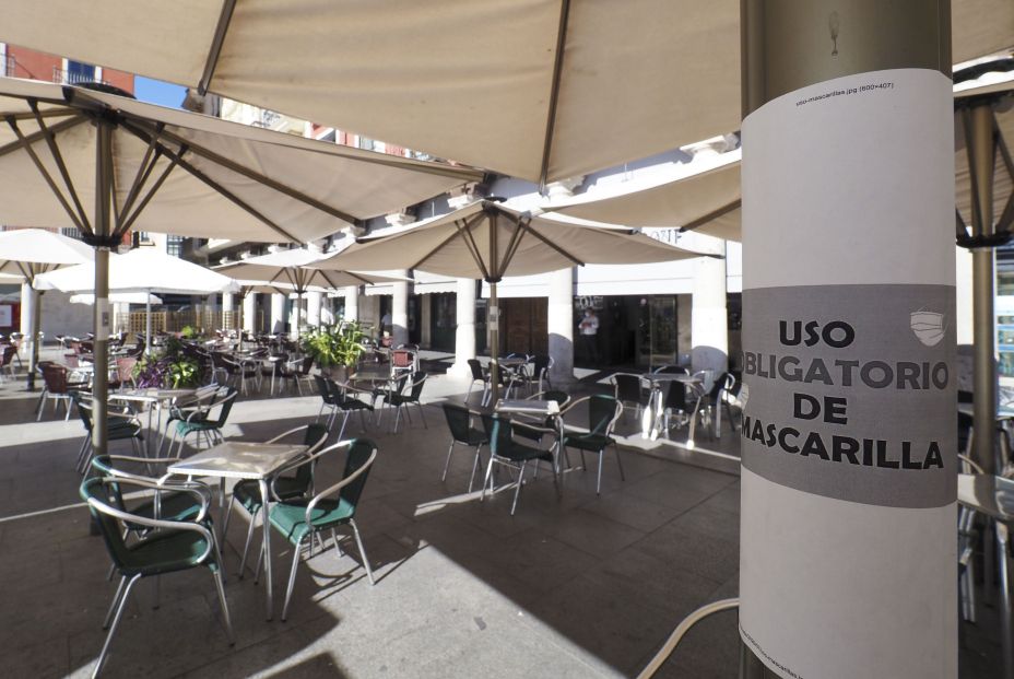 EuropaPress 3298731 cartel lee uso obligatorio mascarilla junto terraza bar vacia plaza mayor
