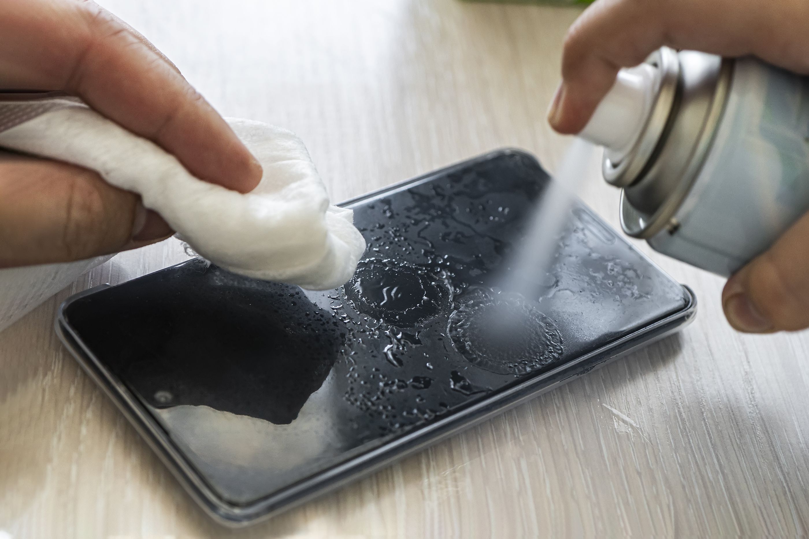 Si tu móvil va muy lento, prueba a limpiarlo… ¡por dentro!