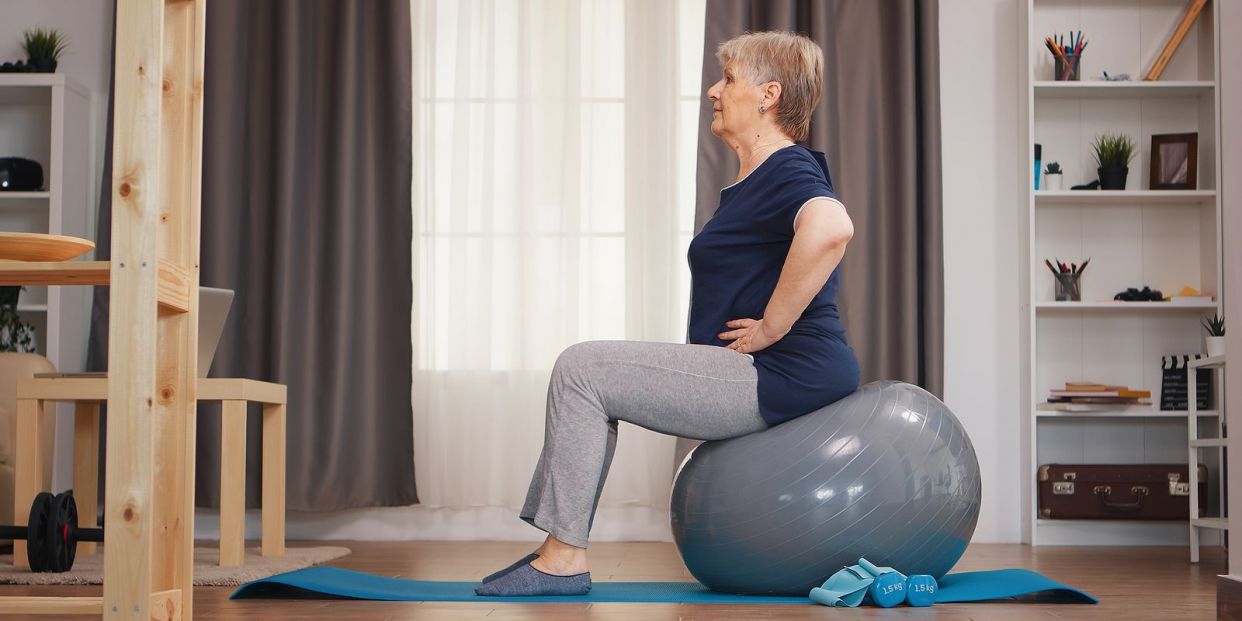 Mejora tu equilibrio en cualquier lugar con estos ejercicios para mayores (Foto Bigstock) 4