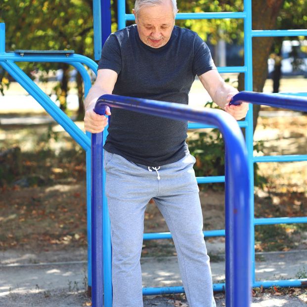 Mejora tu equilibrio en cualquier lugar con estos ejercicios para mayores (Foto Bigstock) 2