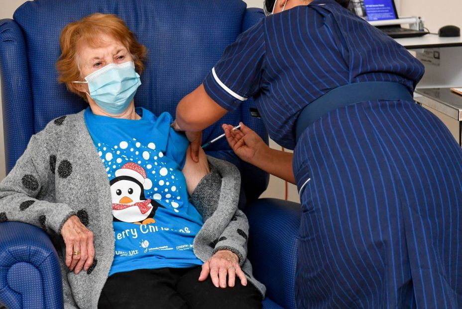 una mujer de 90 anos la primera del mundo en recibir la vacuna de pfizer contra el covid 19