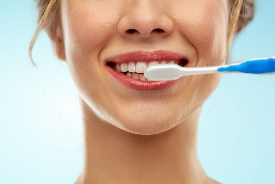 ¿Qué provoca el desgaste de encías y qué consecuencias tiene para la salud dental?