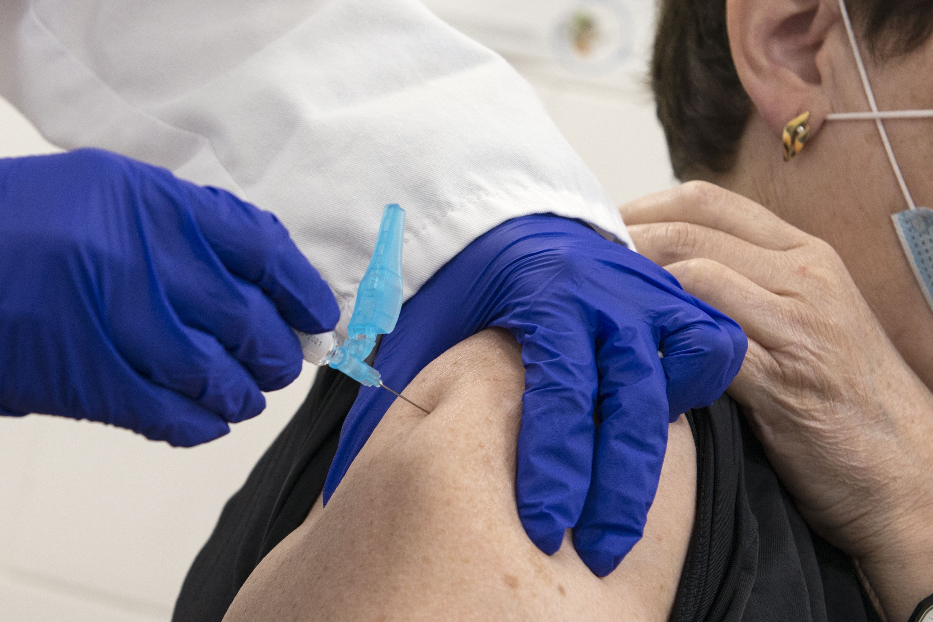 La SEGG asegura que las vacunas Covid son seguras en mayores tras los últimos ensayos clínicos