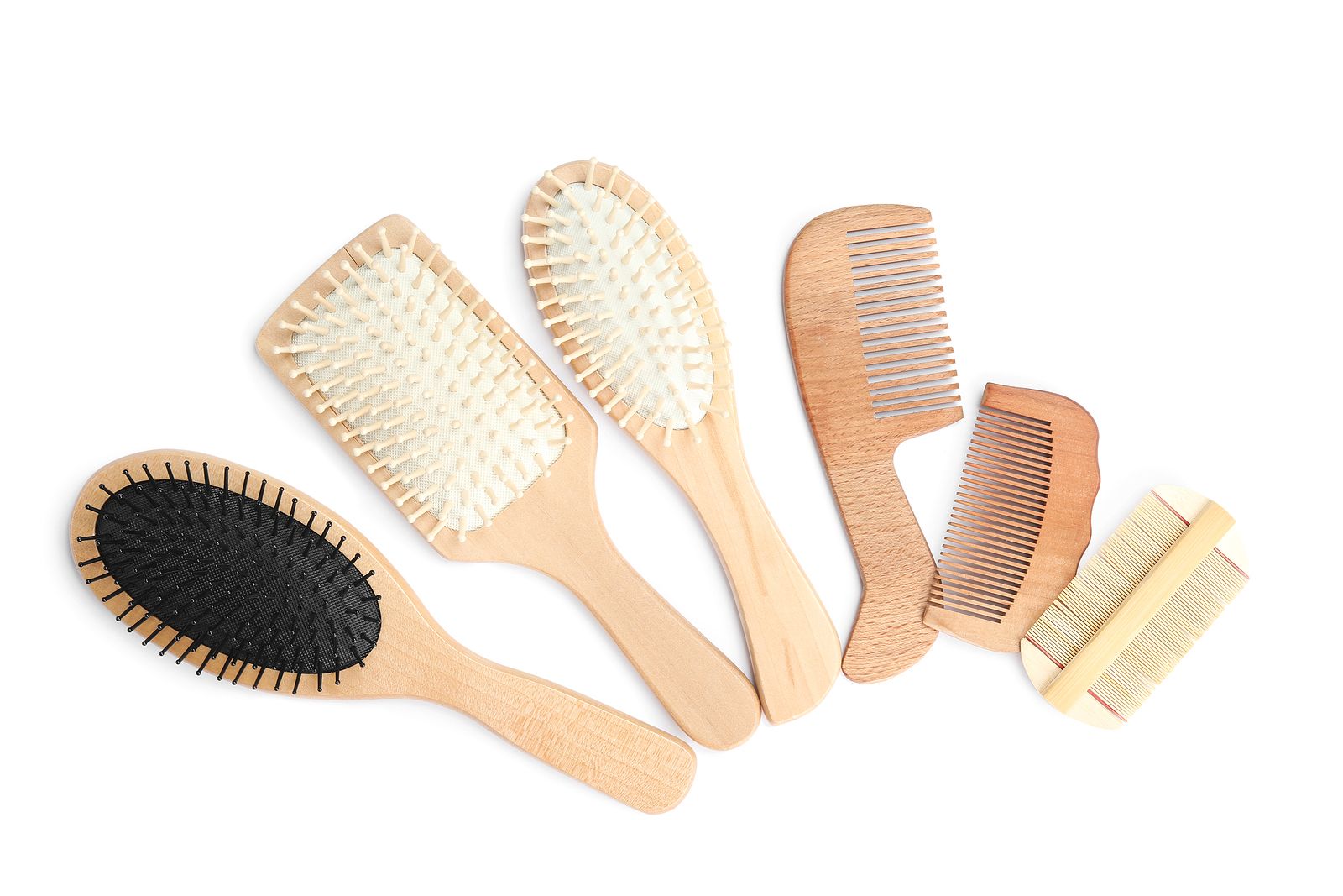 Cómo limpiar y lavar los cepillos de pelo y los peines