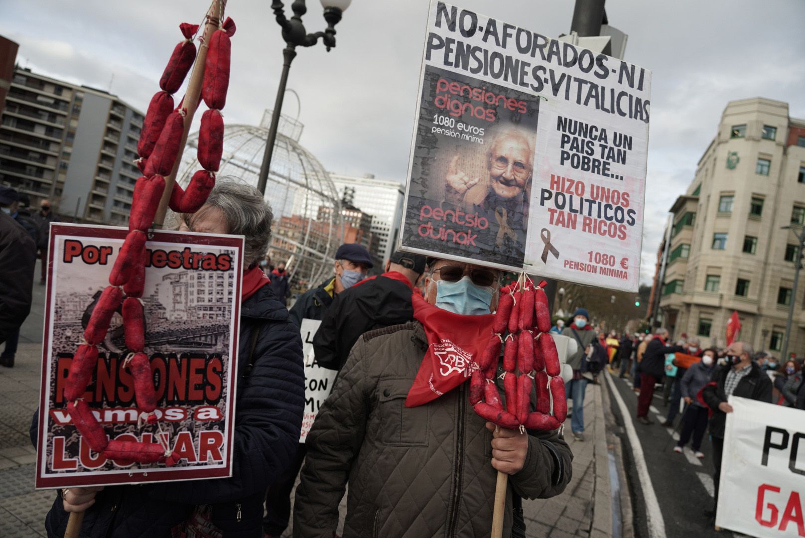 Pensionistas se manifiestan en Bilbao en contra de recortes y cierres de residencias