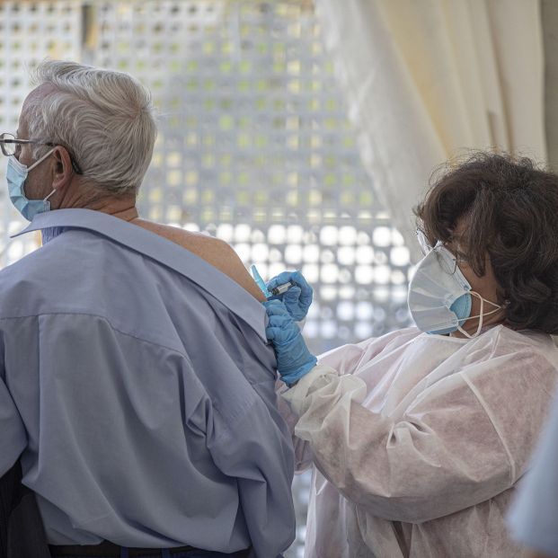 europapress 3399064 hombre vacuna contra gripe colegio medicos sevilla acoge convenio sas 1 621x621