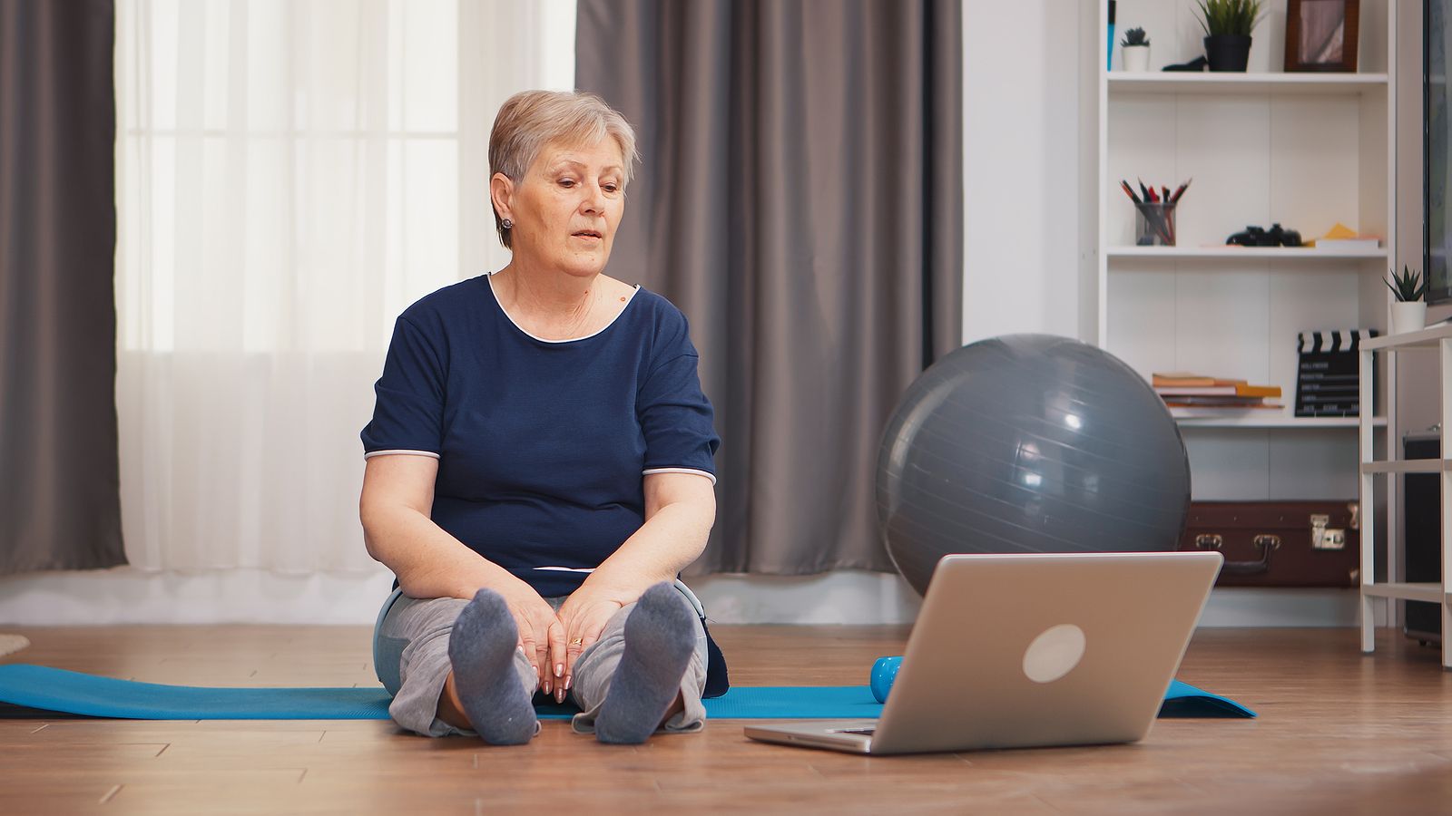 Estos 5 ejercicios mejoran la flexibilidad de los mayores (Foto Bigstock)