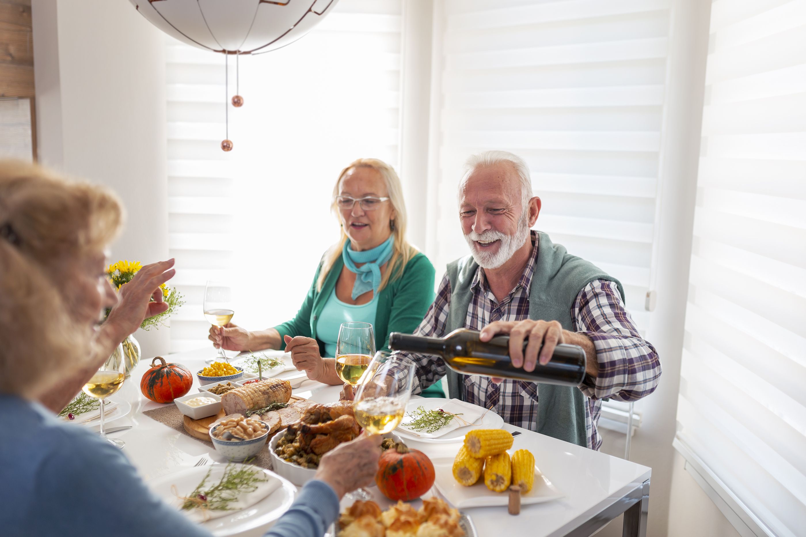 Te enseñamos cómo servir el vino y los platos, según el protocolo