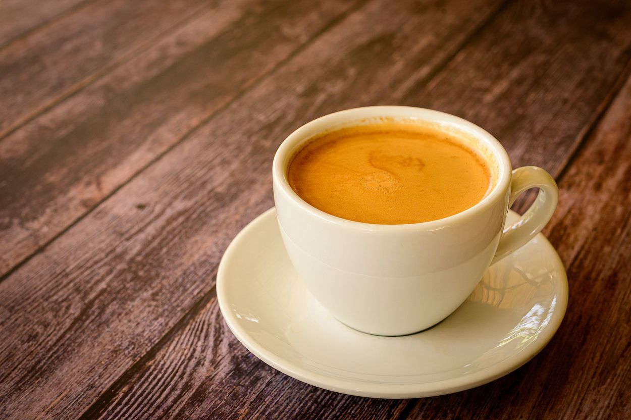 ¿Cuánto café es saludable tomar al día?