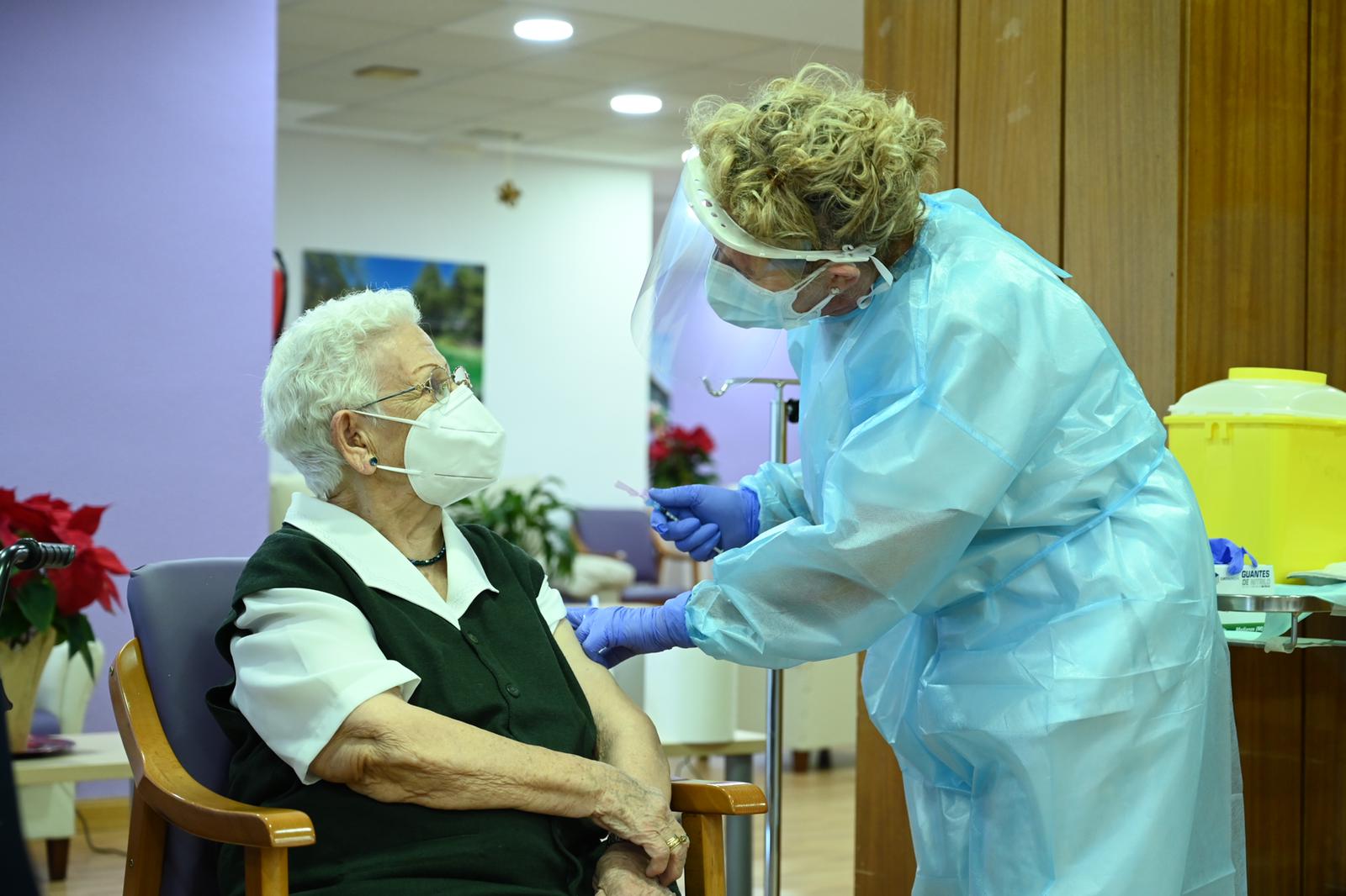 Araceli, de 96 años, primera vacunada contra el coronavirus en España