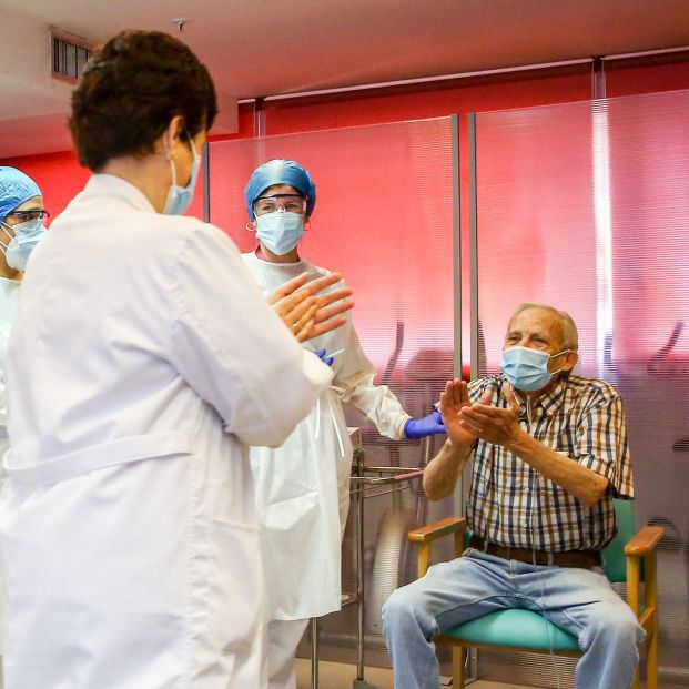 EuropaPress 3495010 equipo sanitario aplaude nicanor 72 anos ser primer hombre vacunarse