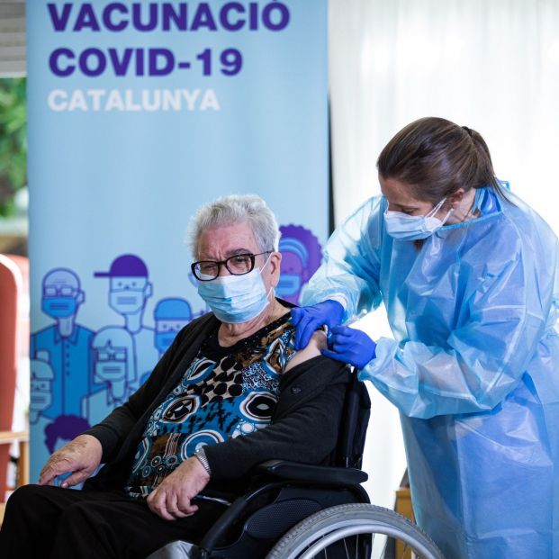 EuropaPress 3494889 josefa perez 89 anos primera mujer vacunarse cataluna primer dia vacunacion