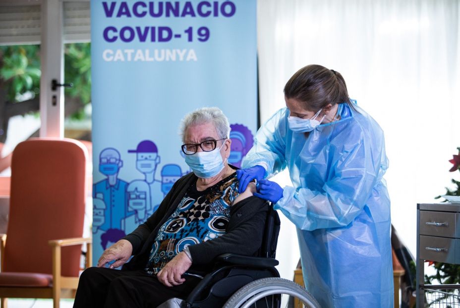 EuropaPress 3494889 josefa perez 89 anos primera mujer vacunarse cataluna primer dia vacunacion