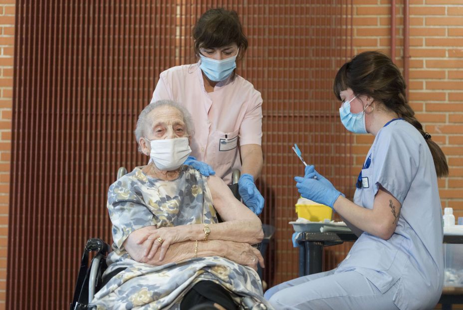 EuropaPress 3494996 consuelo landa 91 anos primera mujer vacunada alava