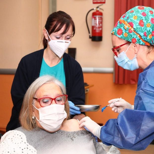 Emilia Nájera, la primera residente que se vacunó en Aragón. Foto Europa Press