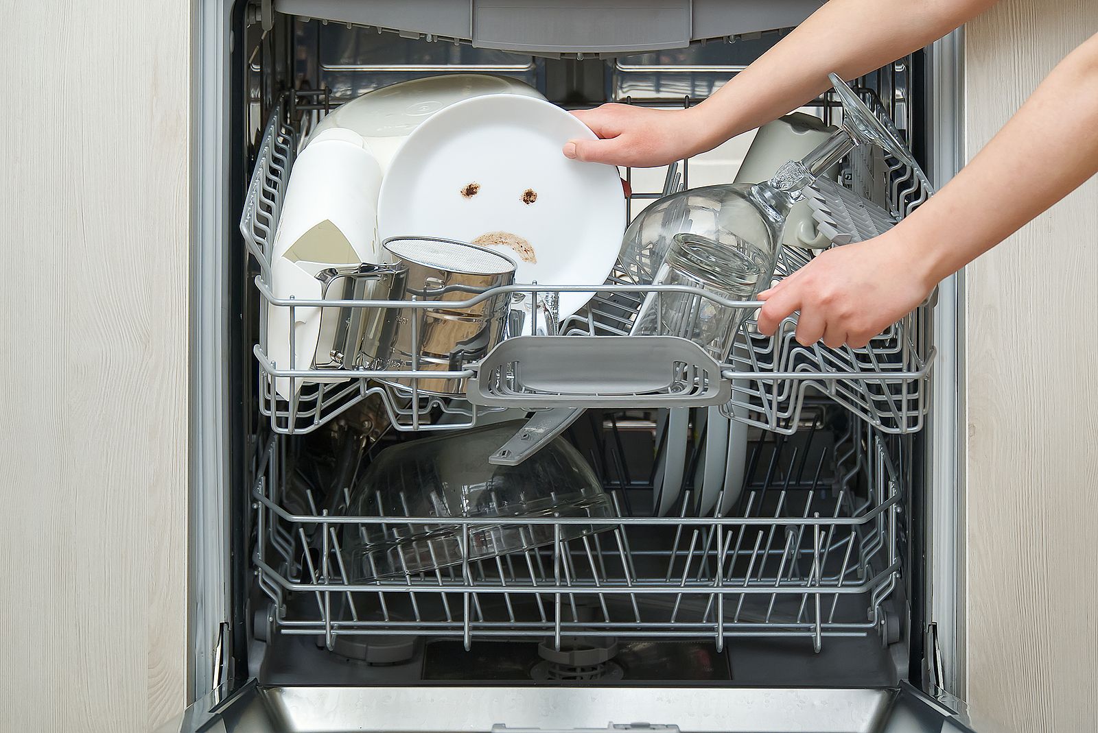Los errores más habituales que cometes al usar el lavavajillas