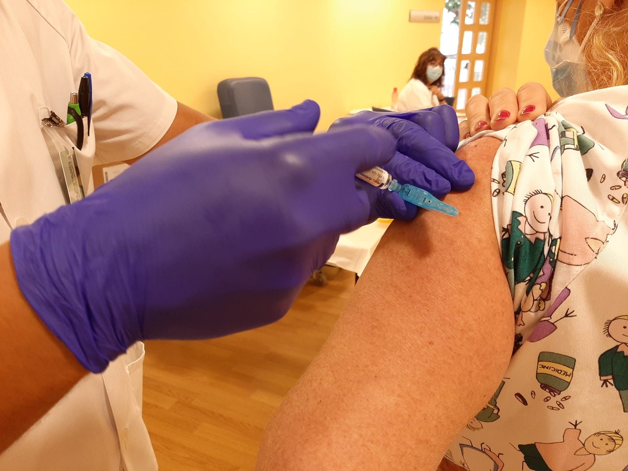 Fiscalía de Sevilla advierte: familias que rehúsen vacunar a sus mayores podrían perder su tutela