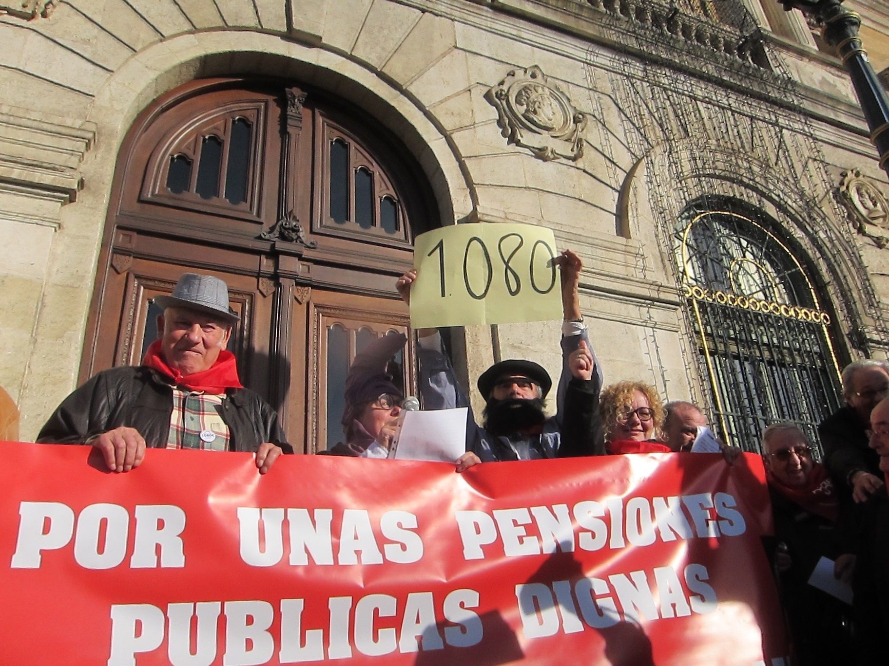 Los pensionistas cobrarán ya en enero la subida general del 0,9% y del 1,8% los no contributivos (Foto: Europa Press)