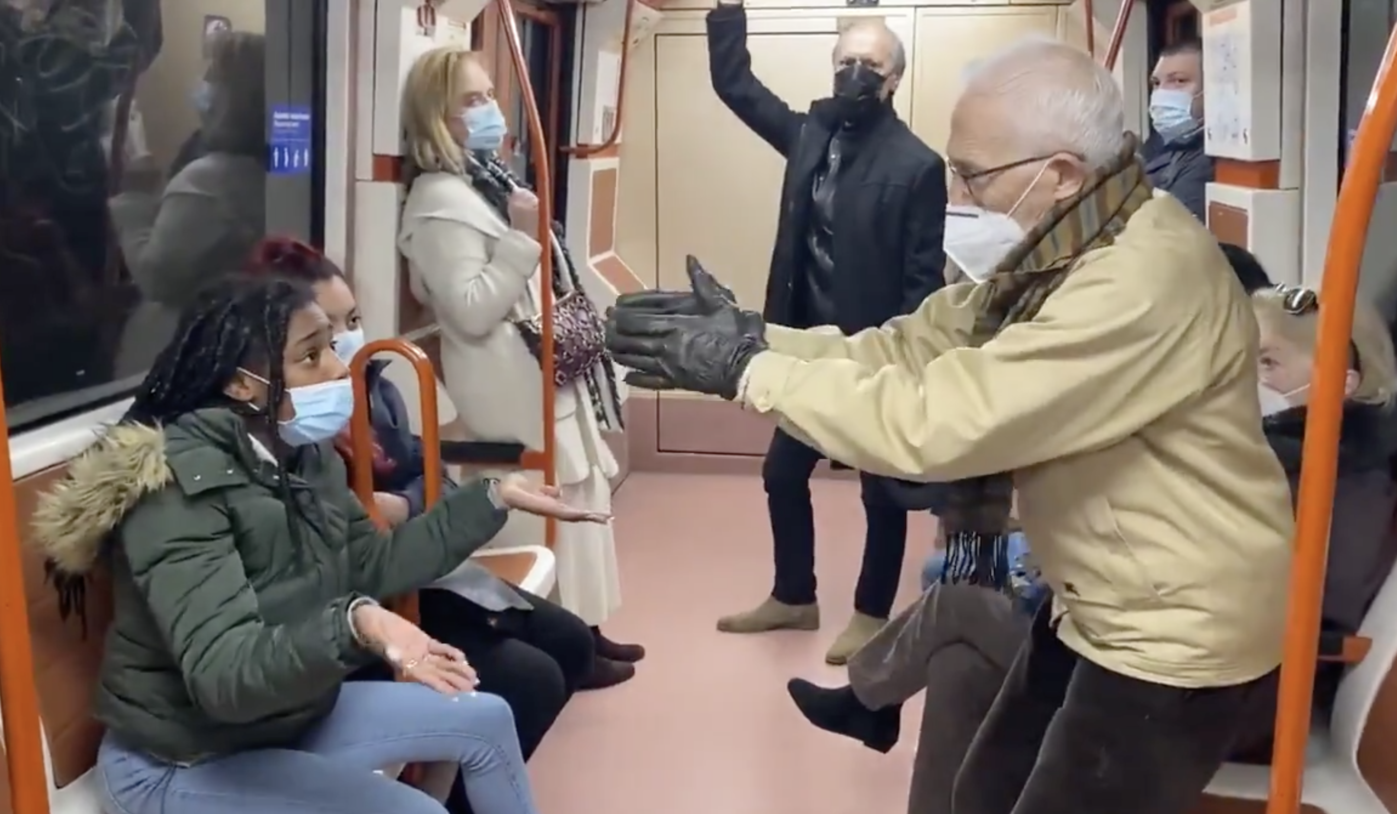 VÍDEO: Pelea en el metro de Madrid por el coronavirus: "¡Tápese la nariz coño!"