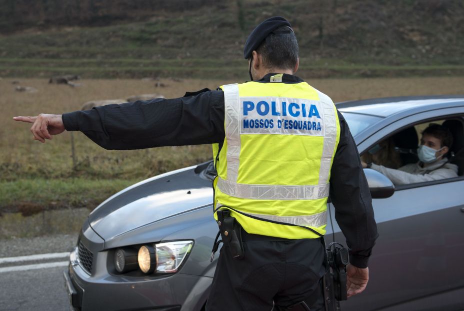 EuropaPress 3493701 mosso desquadra coche control policial confinamiento perimetral c 17