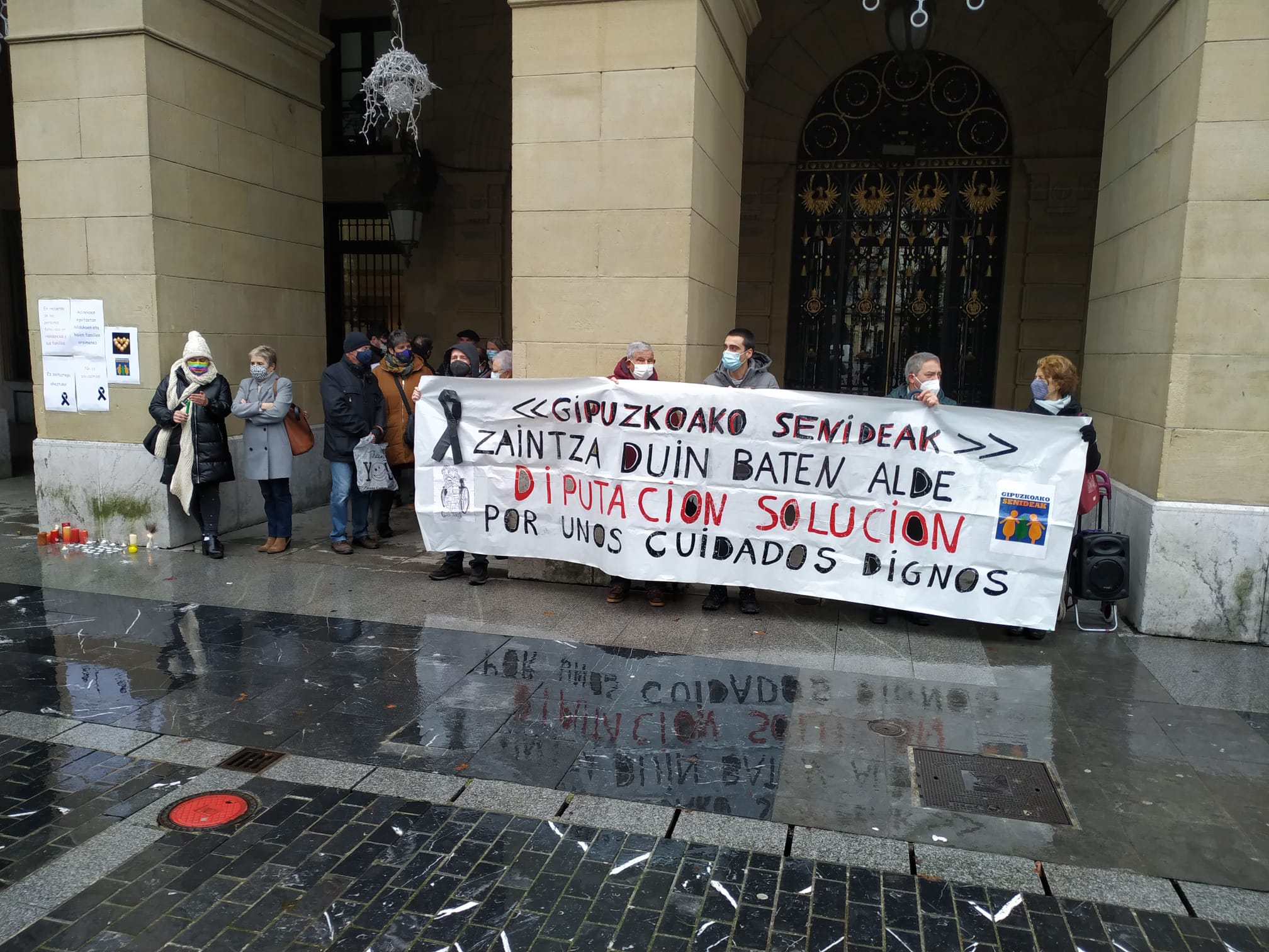 Familiares de residentes se concentran una semana más frente a la Diputación de Guipúzcoa