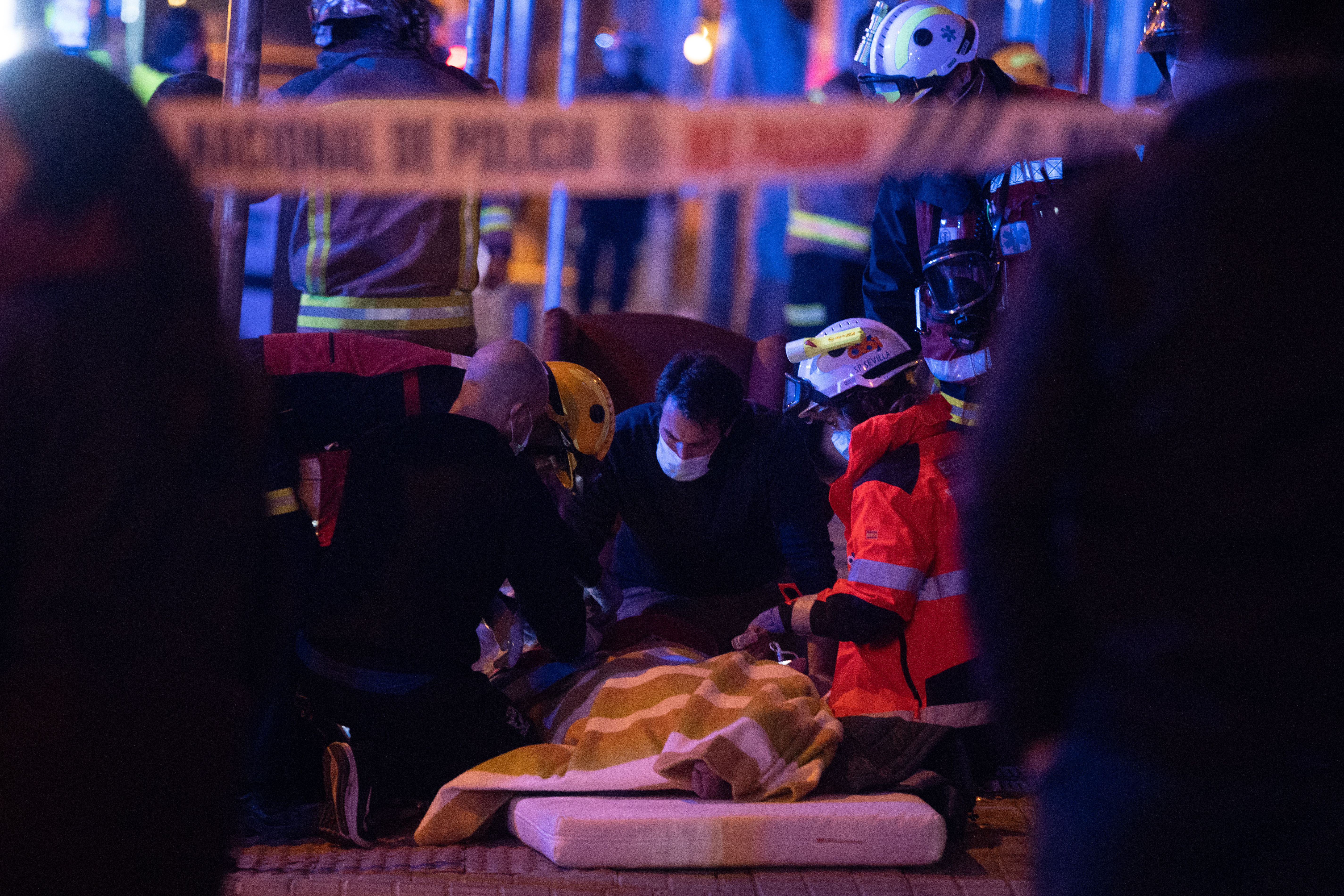 EuropaPress 3504887 ancianos atendidos calle antes ser trasladados centro hospitalario incendio