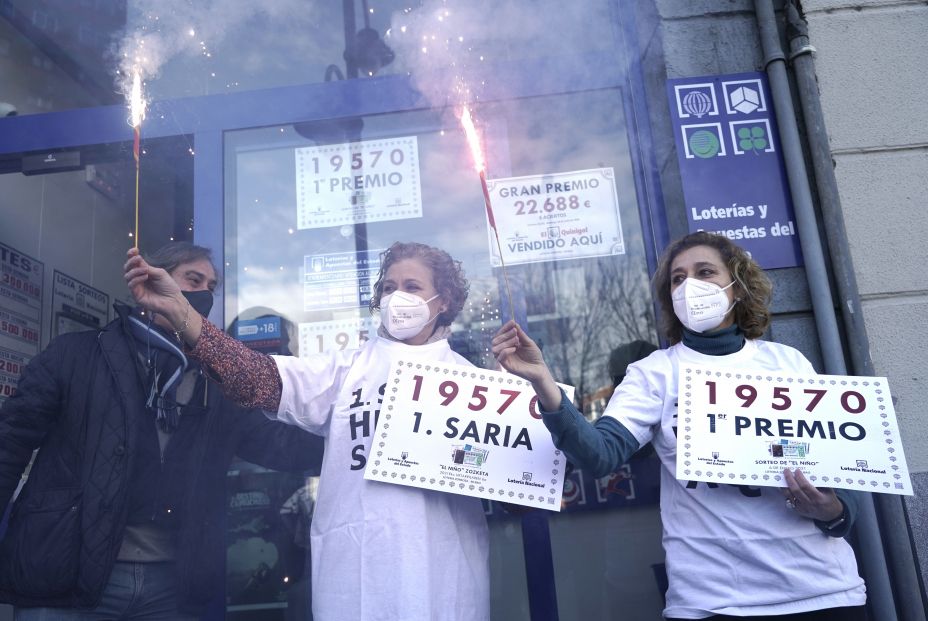 EuropaPress 3505359 trabajadoras administracion loterias nuimero 29 bilbao celebran haber