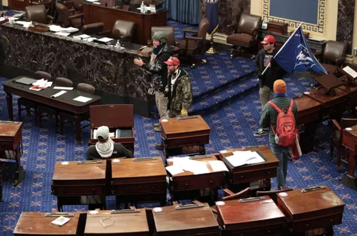 Manifestantes a favor de Trump asaltan el Capitolio durante la verificación de la victoria de Biden