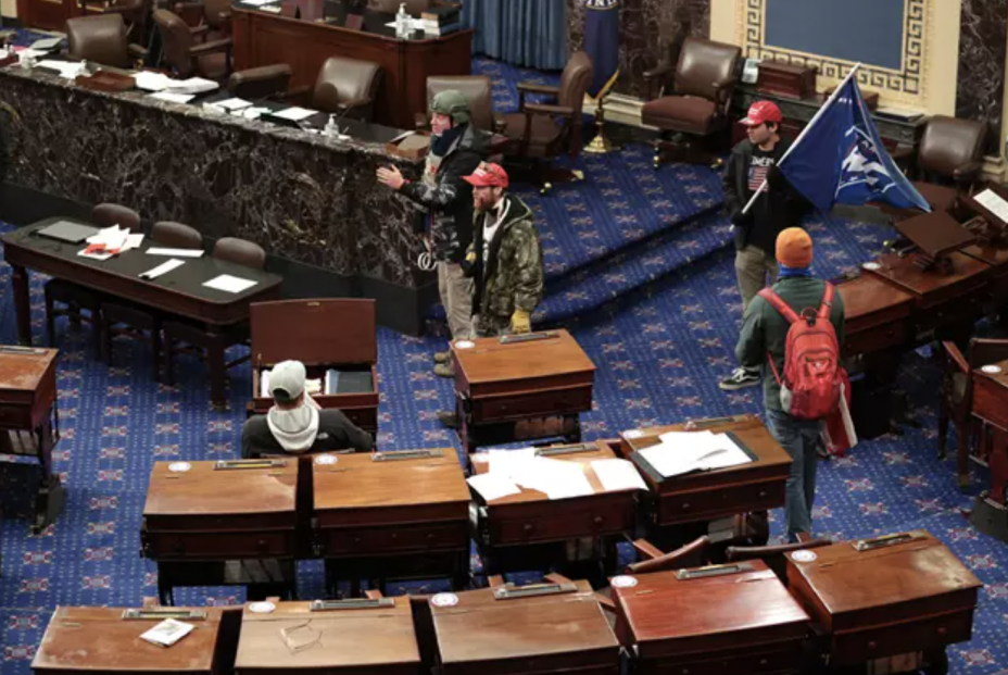 Manifestantes a favor de Trump asaltan el Capitolio durante la verificación de la victoria de Biden