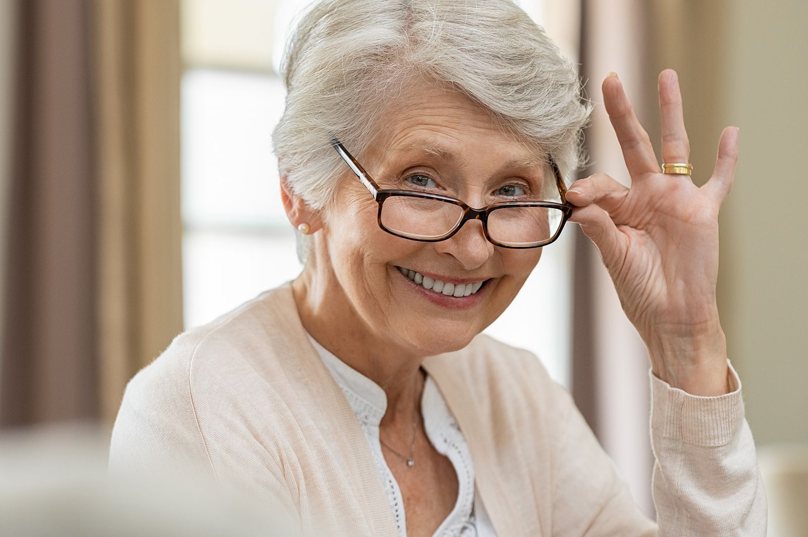 Llevas toda la vida limpiando las gafas mal: así debes hacerlo