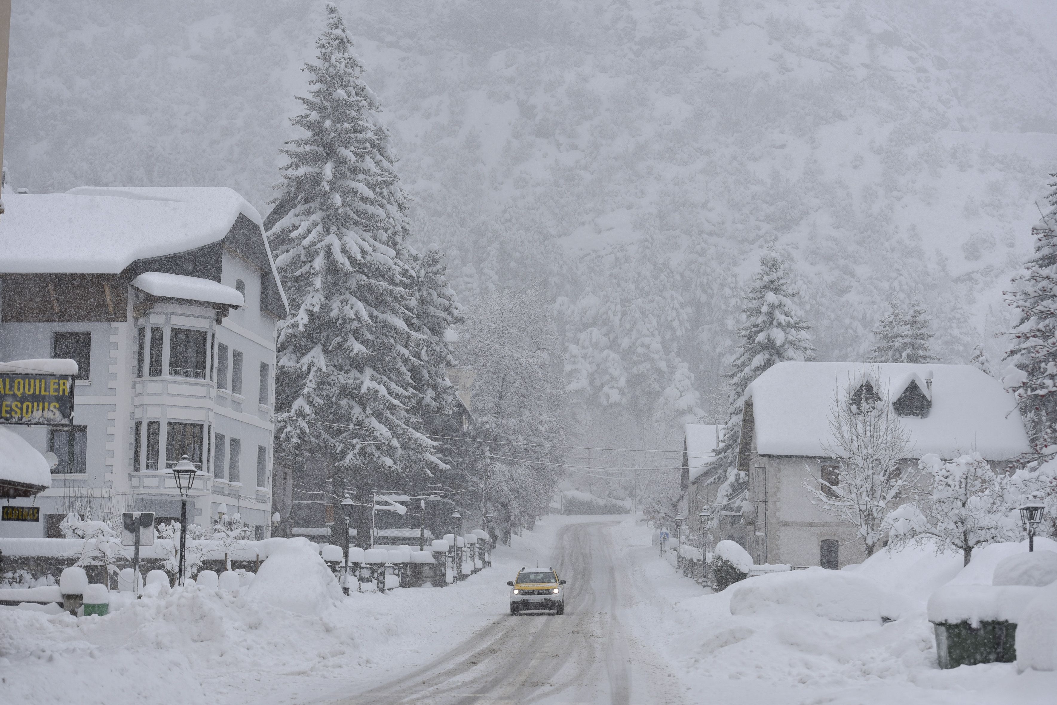 Cómo conducir con hielo o nieve: trucos para no salirte de la carretera