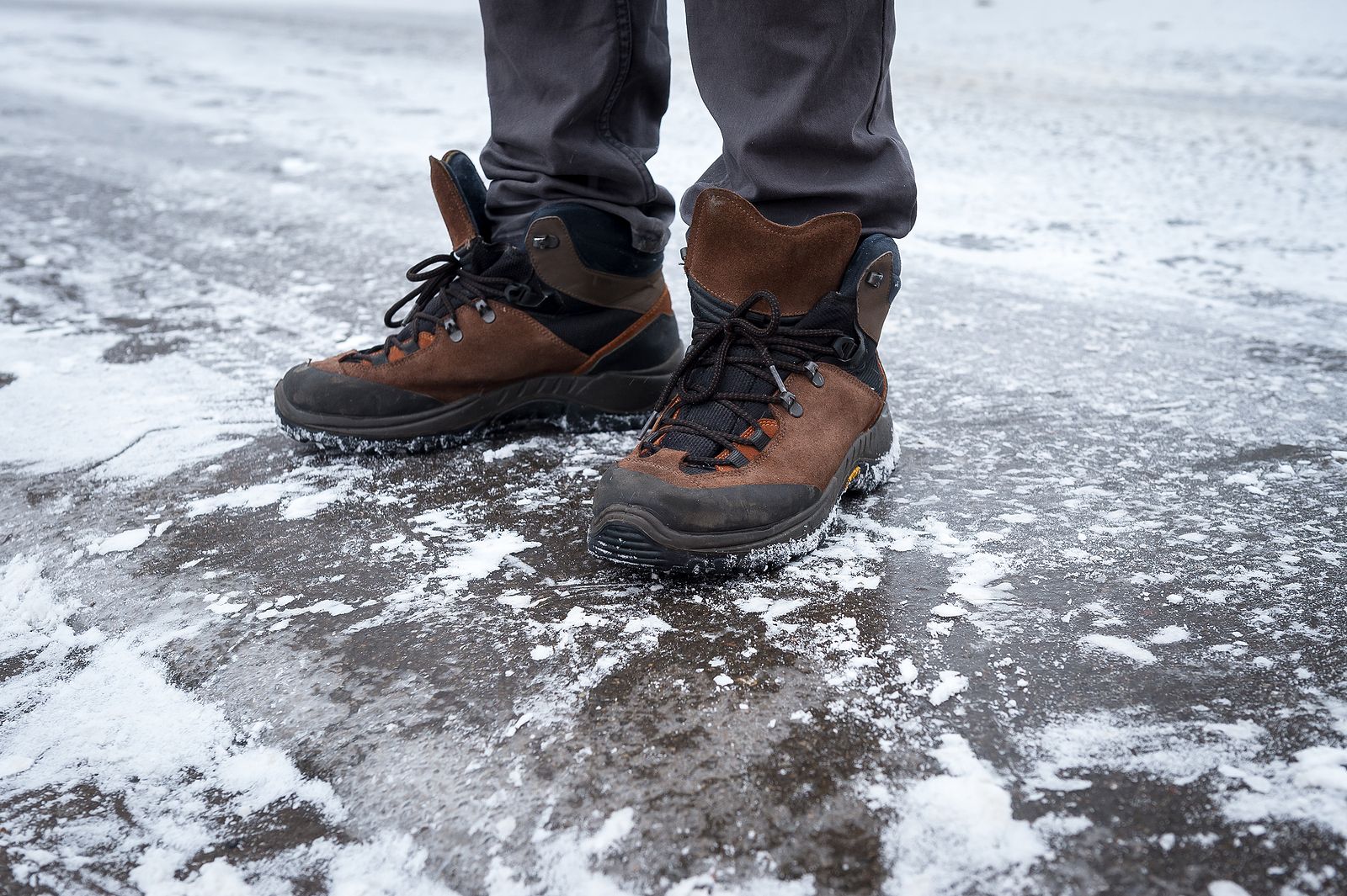 ¡No te resbales! ¿Cómo caminar cuando hay nieve o hielo en las aceras?