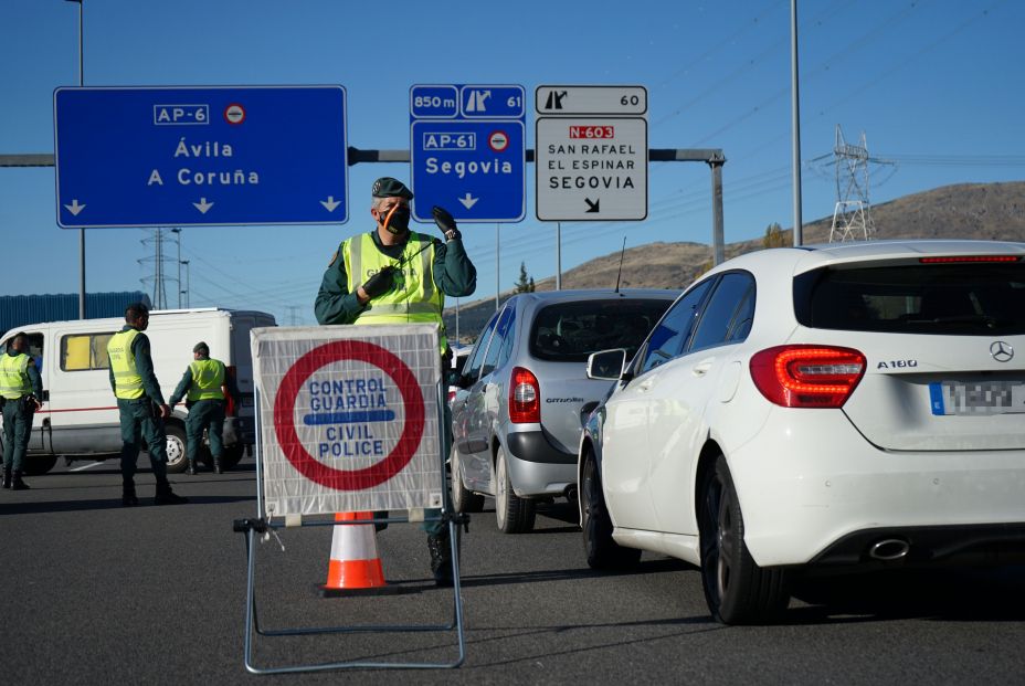 EuropaPress 3405015 agente guardia civil le da alto conductor vehiculo control movilidad