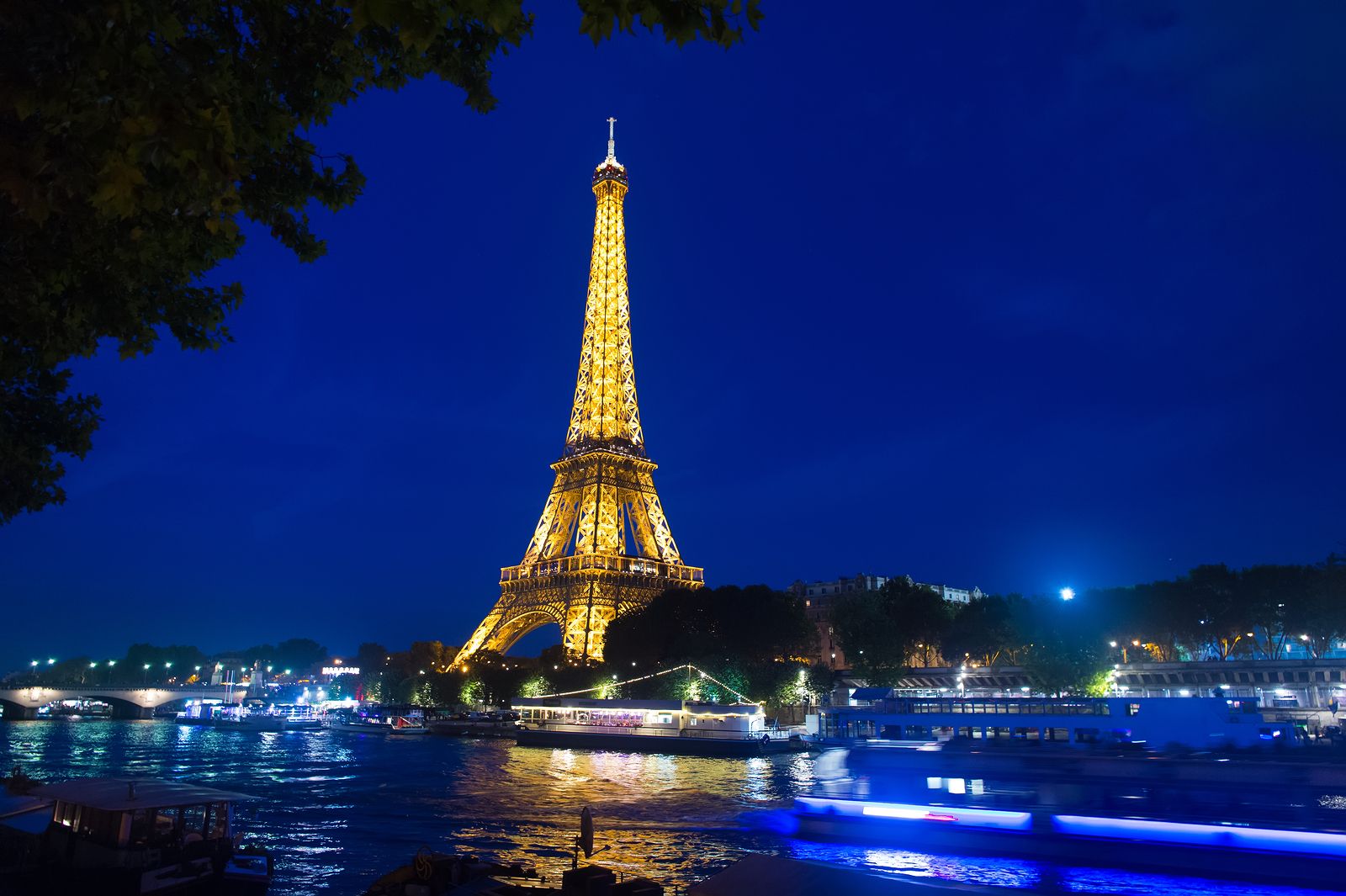 Imagen nocturna de la Torre Eiffel