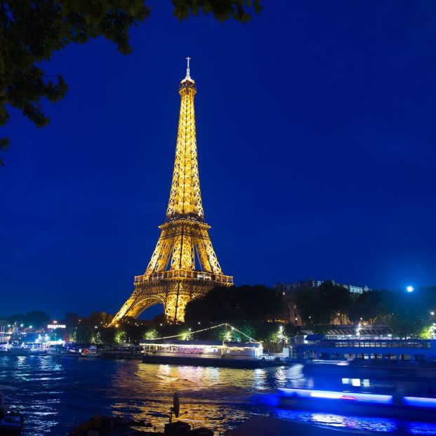 Imagen nocturna de la Torre Eiffel