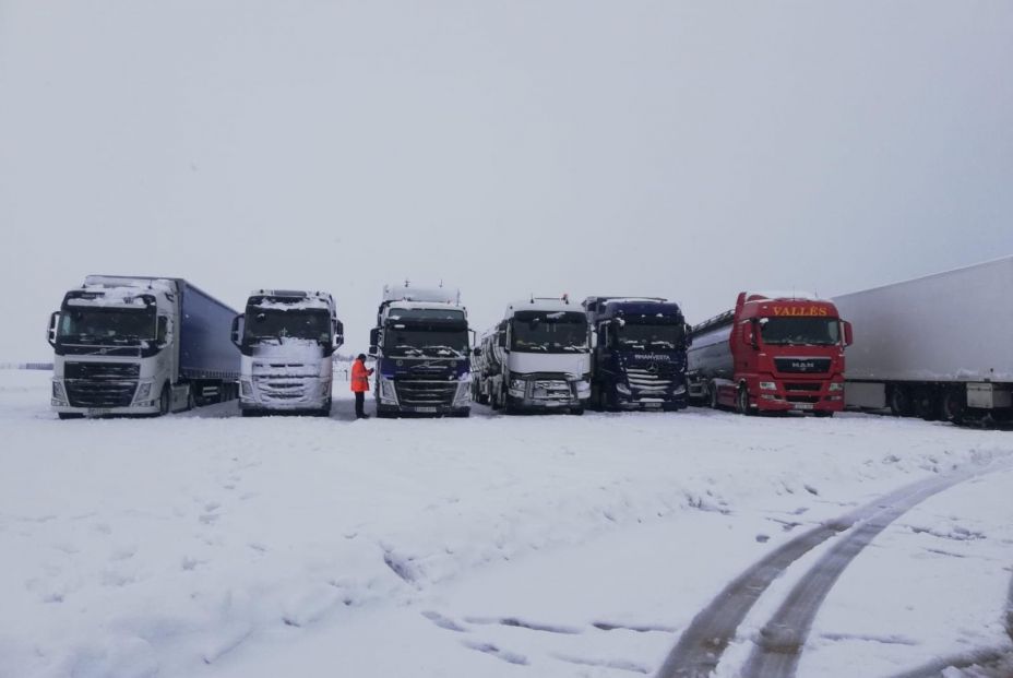 EuropaPress 3509363 camiones atrapados nieve minglanilla cuenca