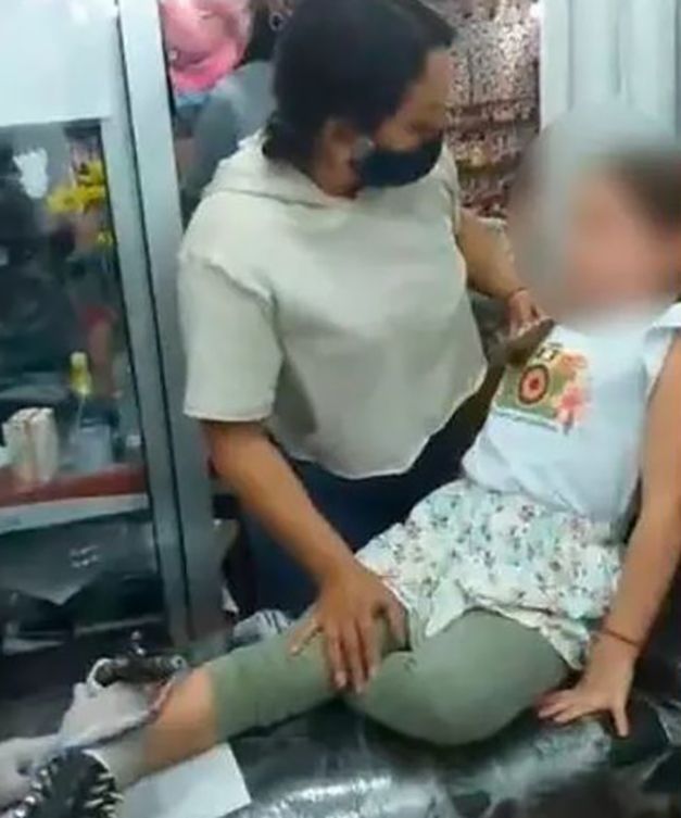 Indignación por la decisión de unos padres de tatuar a su hija que llora de dolor